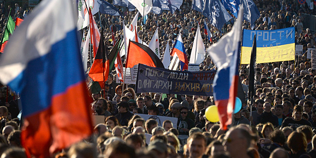 Anti-war protestors march in central Moscow on September 21, 2014. Thousands of Russians marched to protest against the Kremlin's involvement in the Ukraine crisis, in the country's first major anti-war rally since fighting erupted in April.     AFP PHOTO / VASILY MAXIMOV