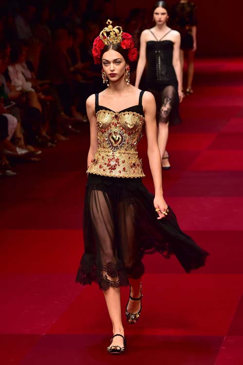 A model presents a creation from the Dolce & Gabbana collection during the 2015 Spring / Summer Milan Fashion Week on September 21, 2014 in Milan.    AFP PHOTO / GIUSEPPE CACACE