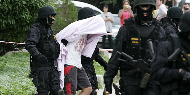 Split, 220914Policija pred zgradom u Tijardovicevoj 14. U stanu na sedmom katu zatvorio se muskarac koji prijeti da ce se raznijeti plinom. Muskara se oko 15 sati predao policiji i nakon lijecnickog pregleda priveden je na obradu.Foto: Jakov Prkic / CROPIX