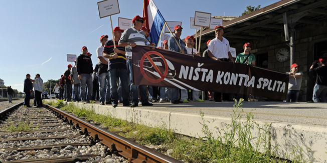 Split, 230914.Na zeljeznickom kolodvoru odrzan je prosvjed Sindikata prometnika vlakova Hrvatske zbog najave ukidanja linije Zagreb - Split.Prosvjednici su se nakon kolodvora uputili prema Zupaniji.Na fotografiji: prosvjednici na kolodvoru.Foto: Nikola Vilic  / CROPIX