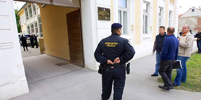 Vukovar, 230914.Nakon obiljezavanja obljetnice 204. brigade razbijena je ploca s dvojezicnim natpisom na zgradi Policijske postaje a sa ostalih zgrada  drzavnih ustavova dvojezicne ploce su skinute.Na fotografiji: policijski ocevid na zgradi Policijske uprave u Vukovaru.Foto: Vlado Kos / Cropix
