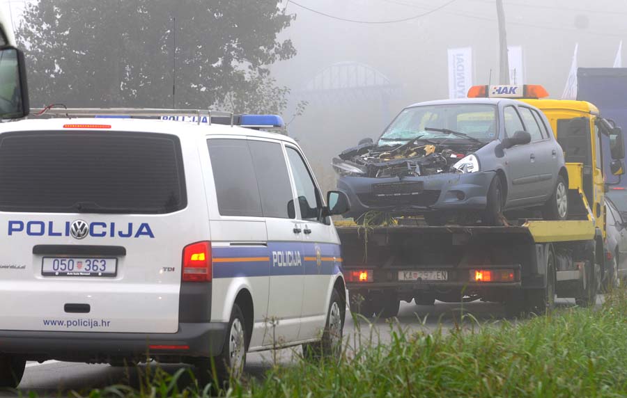 Karlovac, 240914.Oko 7 sati i 40 minuta u Donjem Pokuplju pokraj Karlovca na pruznom prijelazu doslo je do naleta vlaka na osobni automobil. Jedna je osoba ozlijedjena a zeljeznicki promet je bio u prekidu do 9 sati.Na fotografiji: Osteceno vozilo.Foto: Robert fajt / CROPIX