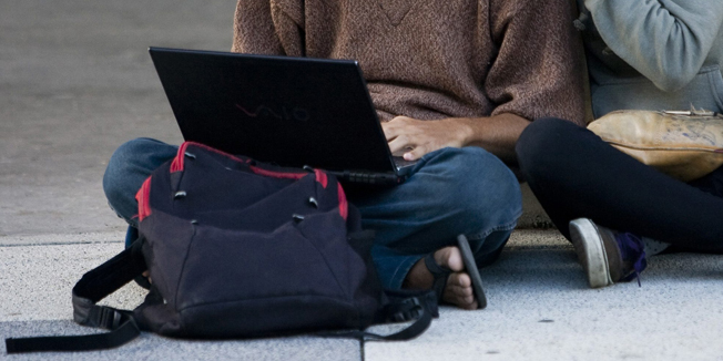 Osijek, 130913. Projekt Bezicni Osijek kojim je gotovo cijeli grad obuhvacen besplatnim pristupom inetrnetu koristi sve vise gradjana i posjetitelja.Lokacije besplatnog pristupa inetrnetu su na svim vaznijim gradskim lokacijama,trgovima,gradskim i zupanijskim ustanovama,zeljeznickom i autobusnom kolodvoru kao i na nekoliko mjesta za rekreaciju Osjecana.Na fotografiji: Ignacio i Fiorella turisti iz Argentine koji vec pet mjeseci putuju Evropom posjetili su i Osijek gdje im je dobro dosao bespaltan pristup inetrnetu na kojemu su proucili ostale rute svog putovanja..Foto: Vlado Kos / Cropix