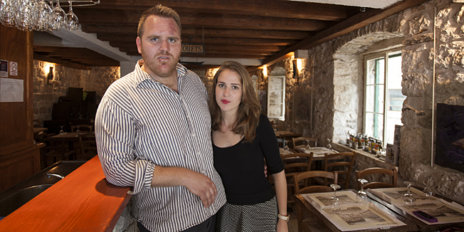 Hvar, 180614.Reportaza nakon incidentnih koji se dogodio ponedjeljak navecer u restoranu Marinero gdje je od strane placenika pretucen vlasnik  Frane Zuvela.Incident je eskalirao  i  na ulicama Hvara izmedju hvarskih ugostitelja i placenika i policije.Na fotografiji: Frane Zuvela sa sestrom Antoniom u restoranu Marinero gdje se nemili dogadja odigrao.Foto: Bozidar Vukicevic / CROPIX