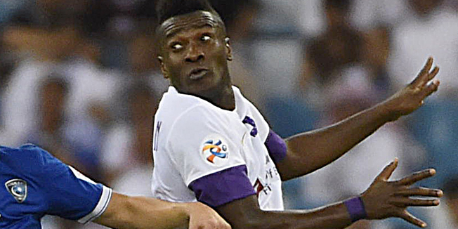 Saudi's Al-Hilal player Doru Pintilii (L) vies for the ball with UAE's Al-Ain player Asamoah Gyan during their AFC Champions League semi-final football match on September 16, 2014, at the King Fahd International stadium in Riyadh. AFP PHOTO / FAYEZ NURELDINE