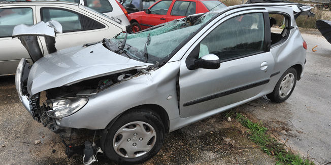Zadar, 250914.Jedna je osoba poginula, a dvije su tesko ozlijedjene u teskoj prometnoj nesreci koja se dogodila u predjelu Ambari u Skabrnji. Jucer oko 22 sata, 27-godisnjak iz Zadra je upravljajuci Peugeotom zadarskih registracijskih plocica neprilagodjenom brzinom, u desnom zavoju izgubio nadzor nad automobilom, sletio van kolnika i udario u betonski zid kuce.Na fotografiji: razbijeni automobil u dvoristu zadarske PU.Foto: Luka Gerlanc / CROPIX