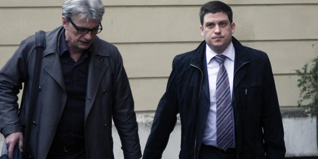 Rijeka, 180214.Na Zupanijskom sudu u Rijeci zapocelo je sudjenje gradonacelniku Novog Vinodolskog Olegu Butkovicu i zamjeniku direktora Hrvatskih voda Sinisi Sircu. Butkovica USKOK tereti za zlouporabu polozaja i ovlasti jer je Sircu i njegovoj obitelji sa racuna Grada platio 33000 kuna za sedmodnevno ljetovanje u hotelu Novi Resort, dok se Sirca tereti za poticanje na zlouporabu polozaja.Na fotografiji: odvjetnik Milenko Skrlec i Oleg Butkovic na ulazu u sudFoto: Tea Cimas / CROPIX