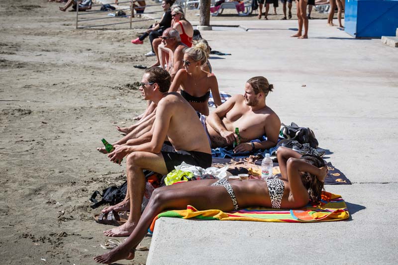 Split, 260914. Suncano i toplo vrijeme sa temperaturom od ugodnih 20 stupnjeva Celzijevih izmamio je gradjanje na splitske Bacvice. Foto: Zvonimir Barisin / CROPIX