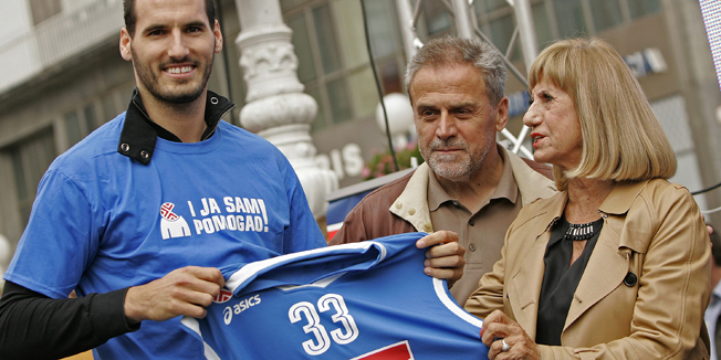 Zagreb, 270914.Trg bana Josipa Jelacica.Igraci i vodstvo kosarkaskog kluba Cibona zajedno sa gradonacelnikom Zagreba Milanom Bandicem promoviraju akciju I ja sam pomogao. Akcijom se pokusava vratiti stari sjaj kluba te potaknuti navijace na kupnju godisnjih ulaznica.Na fotografiji: Milan Bandic i Biserka Petrovic.Foto: Ronald Gorsic / CROPIX