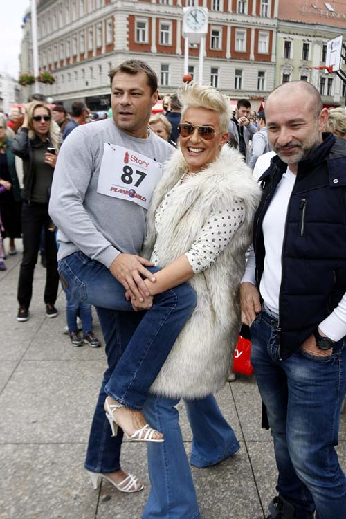 Zagreb, 270914.Trg bana Jelacica.Natjecanje muskaraca i zena u utrci na stiklama. Utrka je humanitarnog karaktera u organizaciji tjednika Story. Na fotografiji: Indira sa suprugom Miroslavom Levakom (desno).Foto: Ranko Suvar / CROPIX