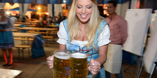 Zagreb, 270914. Bundek.U sklopu Bundekfesta koji ove godine pocinje 25. i traje do 5. listopada u Lowenbrau satoru je odrzano natjecanje u nosenju punih krigli piva. Natjecanje je vodila popularna manekenka Tina Katanic koja je bila odjevena u bavarsku nosnju.Na fotografiji: Tina Katanic se natjece u nosenju piva.Foto: Goran Mehkek / CROPIX