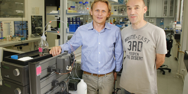 Split, 250711.Profesor dr. Ivan Djikic hrvatski znanstvenik sa splitskog medicinskog fakulteta.Na fotografiji: Janos Terzic i Ivan Djikic (plava kosulja).Foto: Duje Klaric / CROPIX