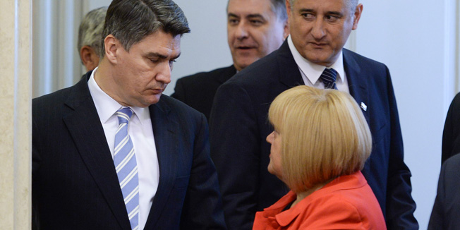 Zagreb, 170914.Nakon ljetne pauze Hrvatski sabor danas je zapoceo s radom. 14. sjednica zapocela je postavljanjem pitanja Vladi RH.Na fotografiji: Zoran Milanovic, Tomislav Karamarko, Anka Mrak Taritas.Foto: Goran Mehkek / CROPIX