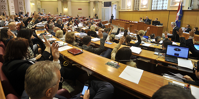 Zagreb, 150714.Saborski zastupnici odrzali su danas zadnju sjednicu prije dvomjesecne ljetne stanke.Tema sjednice bili su raspravljeni akti poput Zakona o radu, zivotnom partnerstvu osoba istog spola i dr.Na fotografiji: glasovanje.Foto: Bruno Konjevic / CROPIX