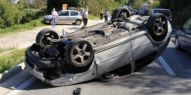 Dubrovnik, 290914.U prometnoj nesreci koja se dogodila oko 10:30 sati na Drzavnoj cesti D-8 nedaleko od Kupara, kako nesluzbeno doznajemo, ozlijedjen je vozac Golfa dubrovackih registracijskih oznaka. On je krecuci se iz pravca Srebrenog prema Dubrovniku,  izgubio nadzor nad vozilom i udario u zaustavljeno parkirano vozilo koje se nalazilo izvan kolnika, te se prevrnuo na krov. Zbog jacine udara parkirano vozilo je odgurano 20-tak metara niz manju cestu ispod magistrale.Foto: Niksa Duper / CROPIX