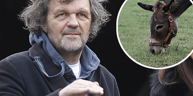 Mecavnik, Mokra Gora, Srbija, 200113.Filmski festival Kustendorf.Poznata talijanska glumica Monica Bellucci gosca je Kustendorfa, medjunarodnog filmskog i glazbenog festivala u organizaciji filmskog redatelja Emira Kusturice.Festival se odrzava od 16. do 22. sijecnja u etno selu Drvengrad.Na fotografiji: Emir Kusturica s glumicom Monicom Bellucci.Foto: Drazen Aleksic / CROPIX