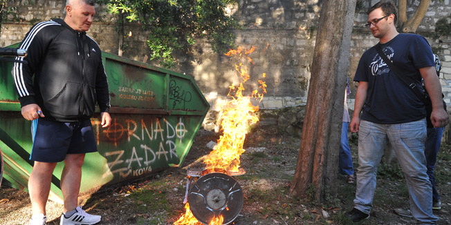 Zadar, 290914.Clanovi inicijative koja je sakupljala potpise za preimenovanje Siroke ulice u Kalelargu, danas su te iste potpise iz protesta spalili pred novinarima razocarani odnosom gradske vlasti prema inicijativi te ljuti radi neuvrstavanja ovog problema u dnevni red sjednice gradskog vijeca. Takodjer su najavili referendum kojim se planiraju nastaviti boriti za preimenovanje glavne gradske ulice.Na fotografiji: Boris Marin i Hrvoje Bajlo.Foto: Luka Gerlanc / CROPIX