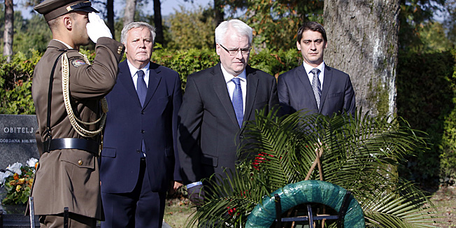 Zagreb, 300914.Groblje Mirogoj.Obiljezavanje godisnjice smrti preminuloga predsjednika Hrvatskog sabora Borisa Sprema. Obiljezavanju je uz obitelj nazocio i Drzavni vrh.Na fotografiji: predsjednik Ivo Josipovic polozio vijenac i lampion.Foto: Marko Todorov / CROPIX