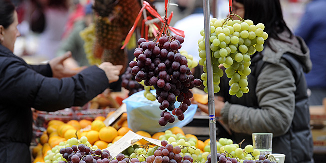 Zagreb, 071109.Grozdje i ostalo voce na standu trznice Dolac.Foto: Drago Sopta / CROPIX