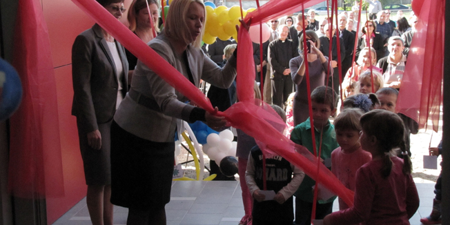 Sisak, 300914.15,5 milijuna kuna vrijednost je novog vrtica Razlicak, otvorenog u utorak 30. rujna u Sisku. od  1. listopada u vrtic ce krenuti 128 djece, u cetiri jaslicke i cetiri vrticke grupe, a o njima ce brinuti 25 djelatnika, od kojih je 20 novozaposlenih.  U Sisku posljednje 33 godine nije izgradjen novi vrtic. S ovim novim vrticem  u Sisku vise nema djece koja su ostala bez mjesta.Na fotografiji: Gradonacelnica Siska Kristina Ikic Banicek uz pomoc djece otvorila je novi vrtic.Foto: Mate Piskor / CROPIX                                