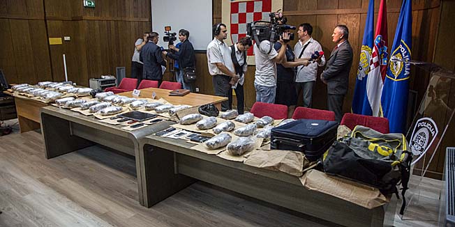 Pula, 300914.PU Istarska odrzala je danas press konferenciju povodom zapljene 20kg marihuane. Marihuana jepronadjena kod 2 Porecana i jednog drzavljanina Srbije. Uz marihuanu oduzeto je jos i 9 mobitela, 1 laptop te jedna precizna vaga. Na fotografiji: zapljenjena marihuana.Foto: Danijela Peracic / CROPIX