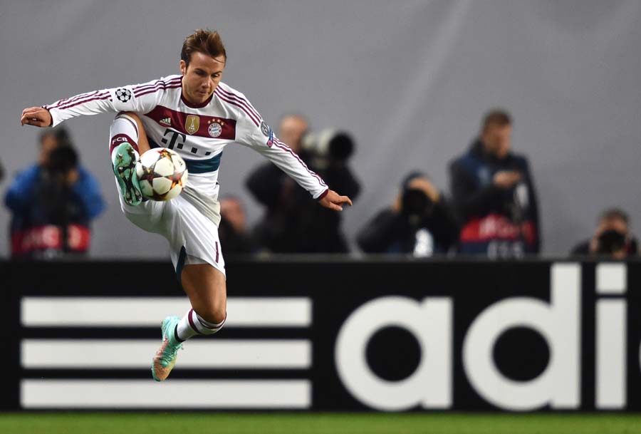 Bayern Munich's midfielder Mario Goetze controls the ball during a Group E Champions league football match between CSKA Moscow and Bayern Munich at the Arena Khimki in Moscow on September 30, 2015. AFP PHOTO / KIRILL KUDRYAVTSEV