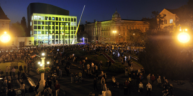 Zagreb, 300914.Trg marsala Tita. Nakon visegodisnje gradnje, danas je svecano otvorena zgrada Muzicke akademije te se odrzava Dan otvorenog trga u sklopu kojeg su odrzani koncerti ispred HNK i Muzicke akademije.Na fotografiji: nastup Zagrebacke filharmonije ispred Muzicke akademije.Foto: Bruno Konjevic / CROPIX