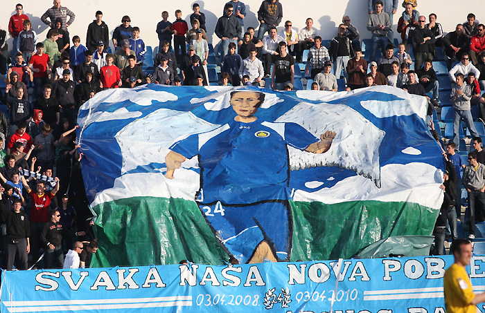 Zadar, 030410.Stadion Stanovi.Nogometna utakmica 1. HNL-a izmedju Zadra i Osijeka.Na fotografiji: navijaci Zadra, Tornado, izvjesili su transparent sa likom Hrvoja Custica.Foto: Vladimir Ivanov / CROPIX