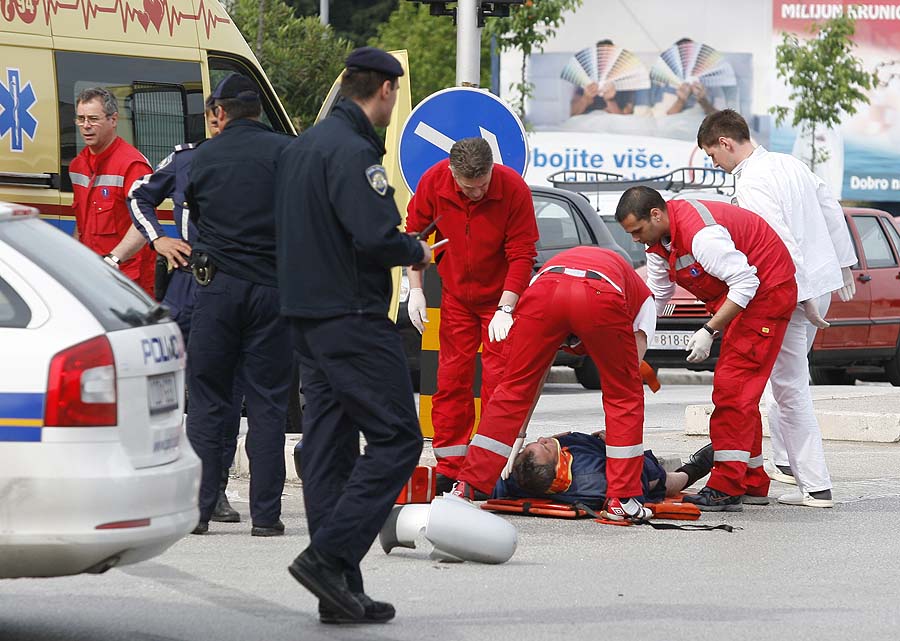 Split, 300411.U prometnoj nesreci na krizanju Zrinsko-frankopanske i Hrvatske mornarice ozlijedjeni su vozac i suvozac na motociklu koji se sudario s Renaultom 5.Foto: Jakov Prkic / CROPIX