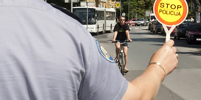 Sisak, 090609.Policija u akciji protiv biciklista koji su opasnost u prometu zbog voznje pod utjecajem alkohola, bez kacige i sl. Policajac u Rimskoj ulici zaustavlja bicikliste.Foto: Miroslav Kis / CROPIX