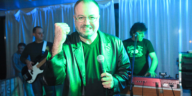 Split, 130412.U prepunom Splitskom klubu Hemingwayu nocas je koncert odrzao Sinisa Vuco, mnogi mladi su zajedno sa Vucom pjevali njegove hitove.Na slici: detalj sa koncerta Sinisa Vuce.Foto: Zvonimir Barisin / CROPIX