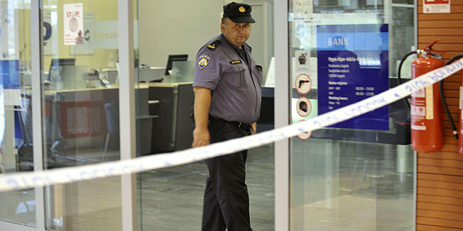 Zagreb, 310712.Super Konzum Sarajevska ulica.Oruzana pljacka poslovnice Hypo Alpe-Adria banke smjestene u trgovackom centru Super Konzuma u Sarajevskoj ulici.Na slici: policijski ocevid.Foto: Damir Krajac / CROPIX