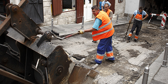 Zagreb, 020513.Na Gornjem gradu u tijeku su radovi na uredjenju Opaticke i Kamenite ulice.Na fotografiji: radnici Holdinga ispred Kamenitih vrata.Foto: Dragan Matic / CROPIX