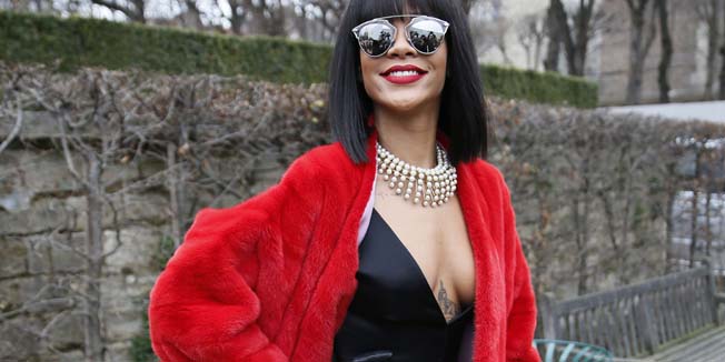 Barbadian singer Rihanna poses as she arrives to attend Christian Dior 2014/2015 Autumn/Winter ready-to-wear collection fashion show, on February 28, 2014 in Paris.  AFP PHOTO/PATRICK KOVARIK