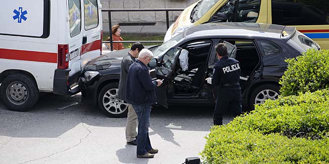 Split, 010414KBC Split.Policijski uvidjaj na osobnom automobilu marke BMW koji se zabio u vozilo hitne pomoci na ulazu u Hitnu pomoc u krugu KBC Split.Navodno propucani vozac doletio je neprimjerenom brzinom pred Hitnu pomoc i zabio se u vozilo hitne pomoci a zatim izasao potraziti pomoc.Foto: Tom Dubravec / CROPIX