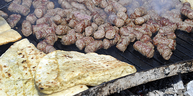 Supetar, 230313.8. Biser Mora u Supetru.U Supetru na Bracu odrzava se medjunarodna gastro manifestacija 8. Biser Mora na kojoj sudjeluju kuhari iz Hrvatske, Bosne, Srbije, Makedonije, Poljske, Ukrajine, Grcke, Turske, Crne Gore, Slovenije, Slovacke itd. Natjecatelji moraju spraviti predjelo, glavno jelo i desert.Na fotografiji: cevapi i somuni.Foto: Jadran Babic/ CROPIX