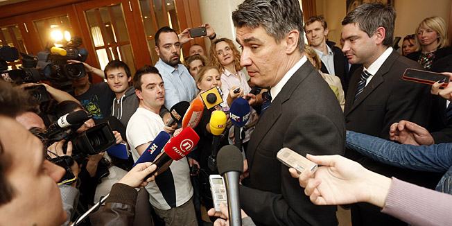 Zagreb, 030414.Trg svetog Marka, Hrvatski sabor. Predstavnici Kukuriku koalicije predali su Drzavnom izbornom povjerenstvu listu kandidata za izbore u Europski parlament.Na fotografiji: Zoran Milanovic.Foto: Damjan Tadic / CROPIX