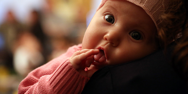 Pozega, 111212.Predsjednik RH Ivo Josipovic susreo se na tradicionalnom prijemu u gradskoj vjecnici s 40 beba i njihovim roditeljima.Tom prilikom podjeljeni su i prigodni pokloni a roditelji s djecom su se mogli fotografirati s predsjednikom.Na slici: Ivo Josipovic s bebama.Foto: Danijel Soldo / CROPIX