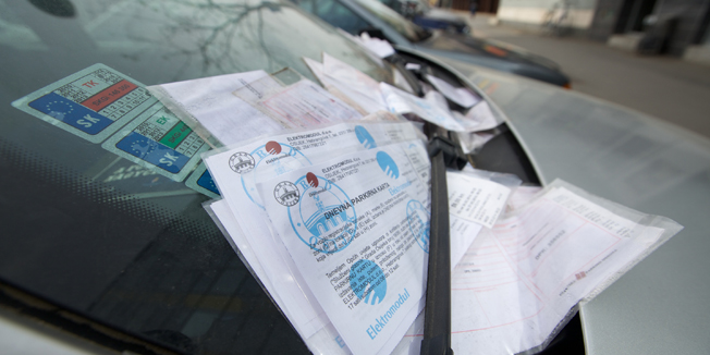 Osijek, 260314.Automobil slovacke registracije vec mjesec i pol stoji parkiran u Ulici hrvatske Republike u Osijeku. Zbog tog auta su gradom vec pocele kruziti mastovite price. Djelatnici tvrtke Elektromodul koja ima koncesiju za osjecka parkiralista uredno i svakodnevno ostavljaju kazne za neplaceno parkiranje vlasniku automobila. Foto: Vlado Kos / Cropix