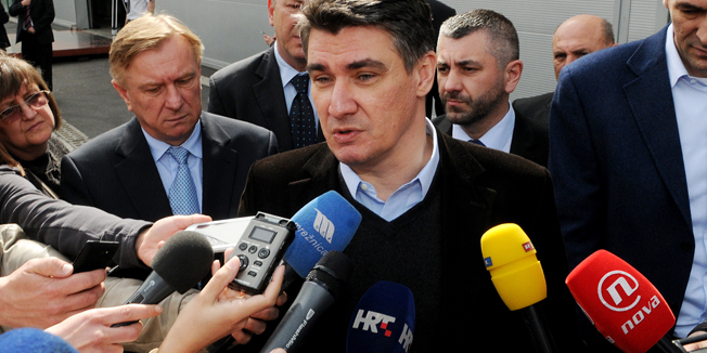 Karlovac, 040414.Predsjednik Vlade Republike Hrvatske Zoran Milanovic posjetio je tvrtku HS Produkt d.o.o. u Karlovcu i obisao dio proizvodnih pogona. U pratnji predsjednika Vlade bili su potpredsjednik Vlade i ministar unutarnjih poslova Ranko Ostojic te ministar obrane Ante Kotromanovic. Na fotografiji: Zoran Milanovic daje izjavu novinarima.Foto: Robert Fajt / CROPIX