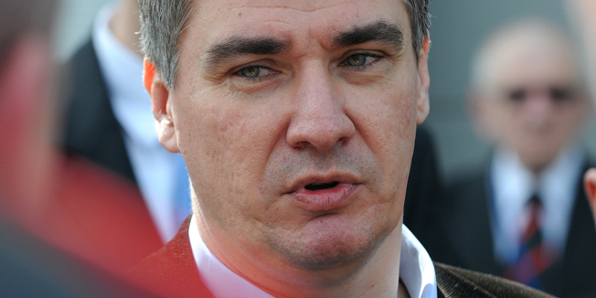 Karlovac, 040414.Predsjednik Vlade Republike Hrvatske Zoran Milanovic posjetio je tvrtku HS Produkt d.o.o. u Karlovcu i obisao dio proizvodnih pogona. U pratnji predsjednika Vlade bili su potpredsjednik Vlade i ministar unutarnjih poslova Ranko Ostojic te ministar obrane Ante Kotromanovic. Na fotografiji: Zoran Milanovic.Foto: Robert Fajt / CROPIX