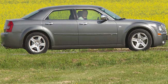 Klisa, Osijek, 040414.Zeljko Sabo, gradonacelnik Vukovara trebao se danas u 10 sati pojaviti na Zupanijskom sudu u Osijeku zbog pripremnog rocista u slucaju podmicivanja HDZ-ove vjecnice.Sabo je svoj nedolazak na sud opravdao navodnom bolescu, ali se oko 11,30 sati pojavio u svom sluzbenom automobilu sa sluzbenim vozacem gdje je dosao ispratiti svoju kcer i zeta koji putuju na godinu dana u Ameriku.Kad je ispred Zracne luke ugledao novinare, Sabo se pokusao sakriti na sporednoj cesti u blizini aerodroma.Na fotografiji: Sabo u sluzbenom Chrysleru.Foto: Vlado Kos / CROPIX