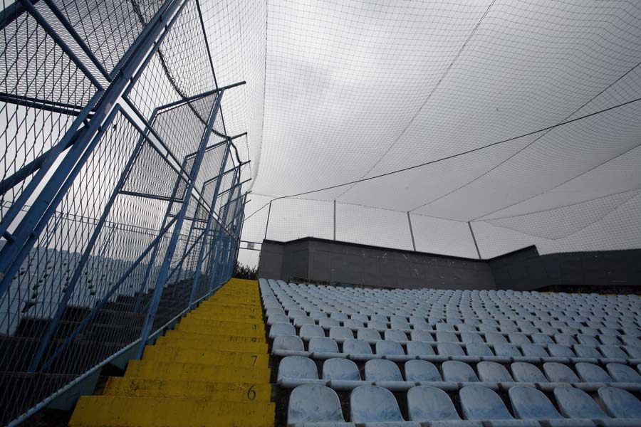 Rijeka, 040414.Na istocnu tribinu stadiona Kantrida postavljena je zastitna mreza za navijace uoci nedjeljne nogometne utakmice izmedju Rijeke i Hajduka.Foto: Tea Cimas / CROPIX