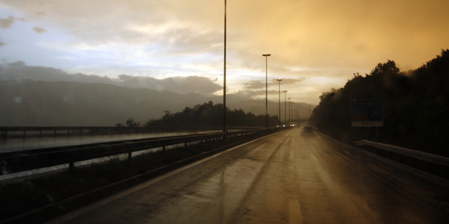 Rijeka, 010511.Rijecka obilaznica. Olujni oblaci i tracak sunca na horizontu. Ilustracija. Foto: Goran Sebelic / CROPIX                              