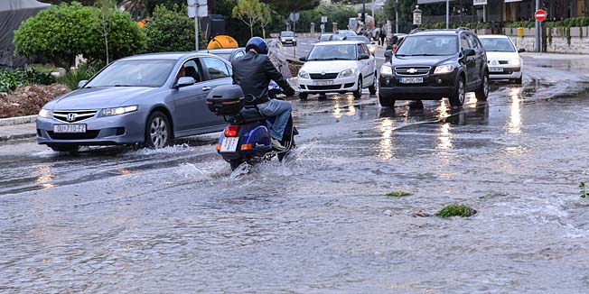 Dubrovnik, 060414.Danas kasno poslijepodne u ulici Nikole Tesle na Batali pukla je vodovodna cijev koja je uzrokovala probleme u prometu i privremeno zatvaranje vode za taj dio grada. Rijec je o prometnici na kojoj su radovi trajali 5 mjeseci, a zavrsena je prije tjedan dana.Foto: Tonci Plazibat / CROPIX