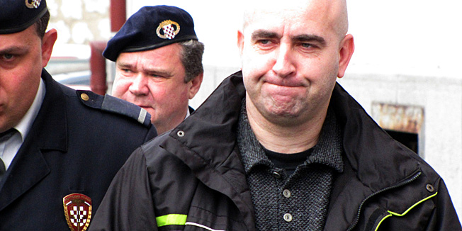 Sisak, 200114.Na Zupanijskom sudu u Sisku u ponedjeljak 20. sijecnja pocelo je sudjenje Mariu Slabinjcu (41) bivsem policajcu. On je 11. lipnja prosle godine iz zasjede, hicima iz automatske puske, ubio svoju suprugu Blazenku, njezinog prijatelja Ivicu Hajdukovica. Sudi mu se i izbog teskog pokusaja ubojstva svoje dvije kceri i Hajdukovicevog sina, koji su bili u autu zajedno s ubijenima kada je Slabinjac otvorio rafalnu paljbu prema njima. Na sudu je izjavio da  se ne smatra i ne osjeca krivim. Na fotografiji: Privodjenje Marija Slabinjca na sud  u Sisku. Foto: Mate Piskor / CROPIX                                   