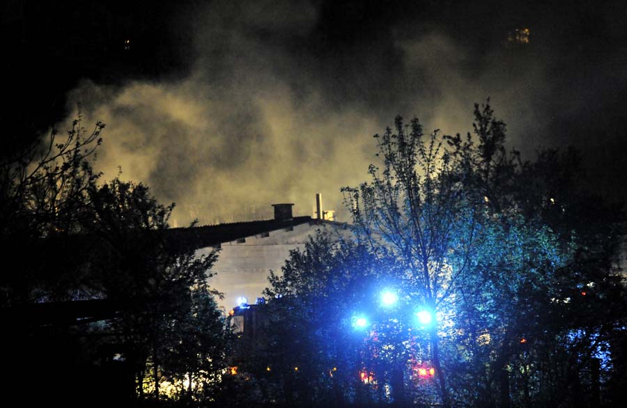 Zagreb, 070414.Pozar u napustenom skladistu u Barutanskom jarku.Na fotografji: vatrogasci gase pozar.Foto: Srdjan Vrancic / CROPIX