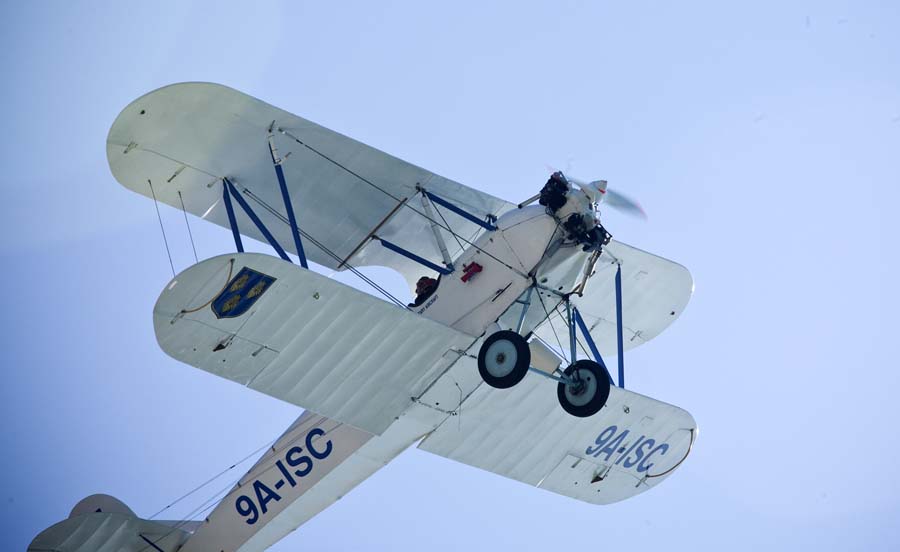 Split, 080414.U sklopu Festivala znanosti nebom nad gradskom lukom preletio je 84 godine star zrakoplov Polikarpov, njim  je upravljao pilot ujedno i vlasnik Matko Raos. Polikarpovom su tijekom Drugog svjetskog rata letjele i zene. Sluzio je za izvidjacke letove, mogao je ponijeti 300 kg bombi, a ranjenike su prevozili na krilima zrakoplova. Ovaj model obnovljen je prosle godine.Foto: Jakov Prkic / CROPIX