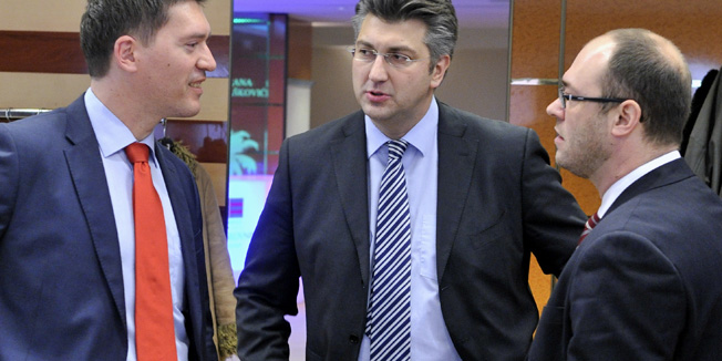 Zagreb, 201213. Hotel Dubrovnik.Europska godina gradjana: Sto smo naucili? Tribina koja treba posluziti i kao najava za izbore za Europski parlament. Na tribini su sudjelovali i tri hrvatska EU parlamentarca : Davor Stier, Andrija Plenkovic i Oleg Valjalo.Foto: Srdjan Vrancic / CROPIX