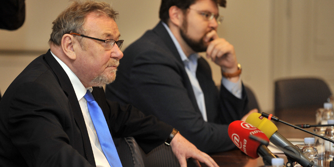 Zagreb, 170214. Sabor RH.Sjednica Nacionalnog vijeca za pracenje provedbe Strategije suzbijanja korupcije.Na fotografiji: Vladimir Seks (predsjednik Vijeca) i Pedja Grbin.Foto: Bruno Konjevic / CROPIX